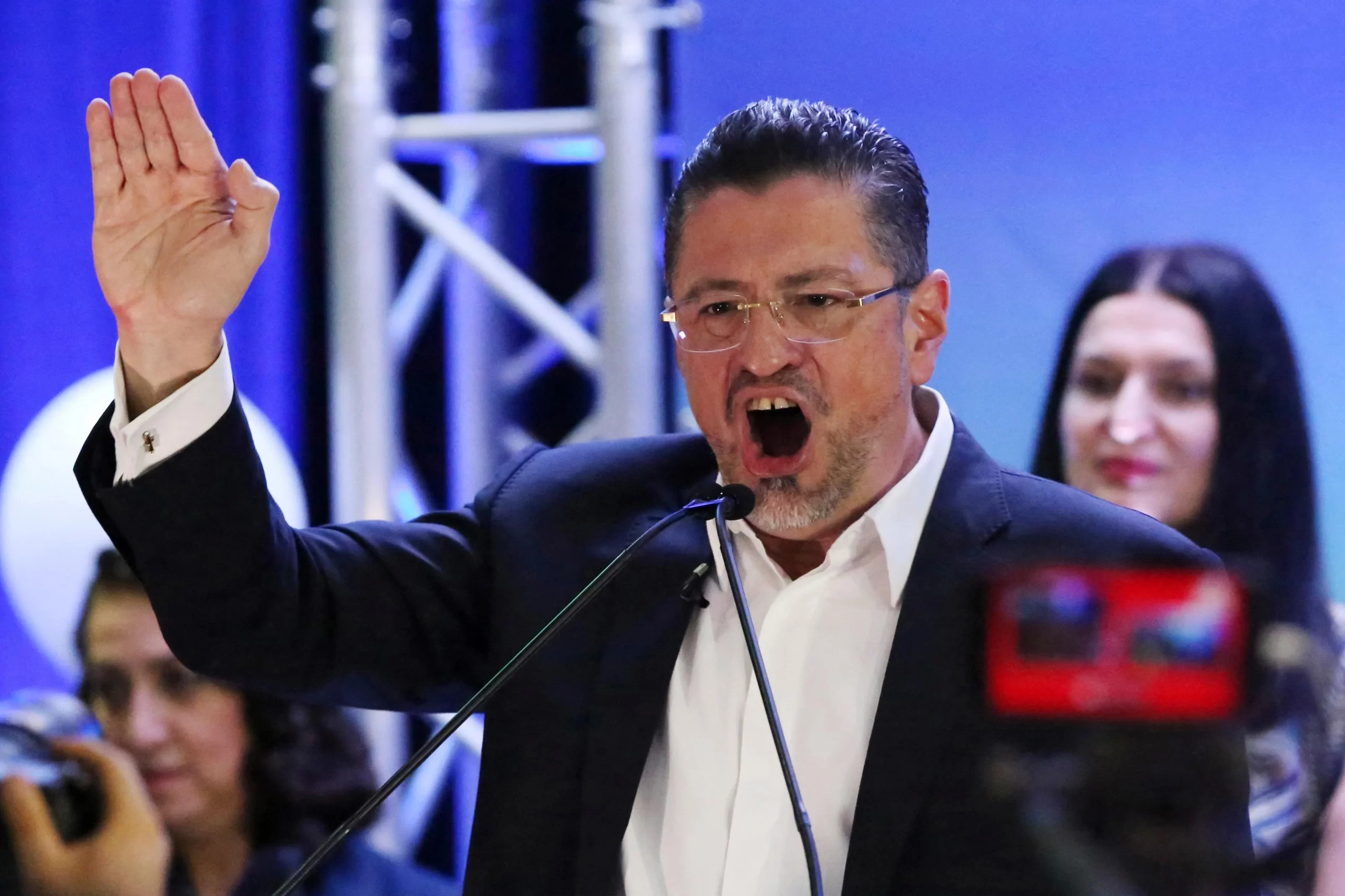 Presidente de Costa Rica arremete contra la prensa y la denomina el enemigo