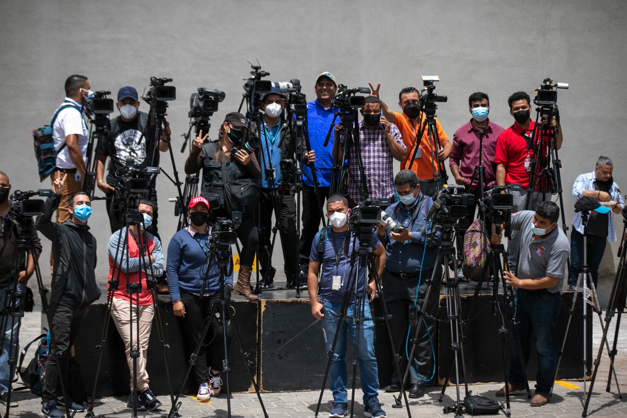 Periodistas hondureños: blanco de amenazas, extorsión y desplazamiento forzado