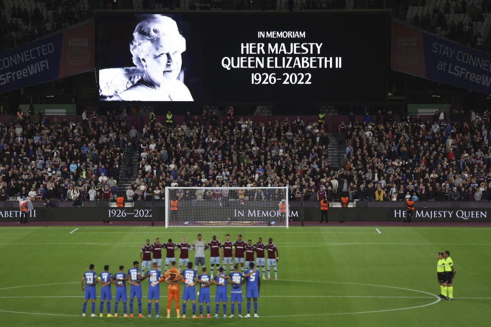 El futbol inglés y escocés regresan tras la muerte de la reina Isabel II