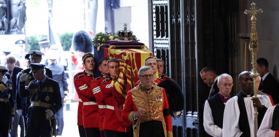 Féretro de Isabel II llegó a Westminster para ser despedida de manera multitudinaria