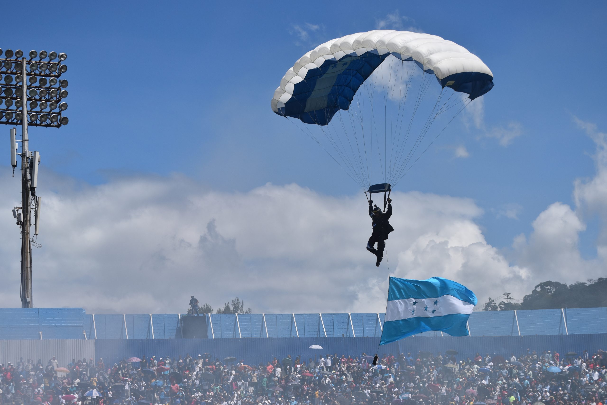 Paracaidistas domaron los cielos y dieron un emocionante show en el estadio “Chelato” Uclés