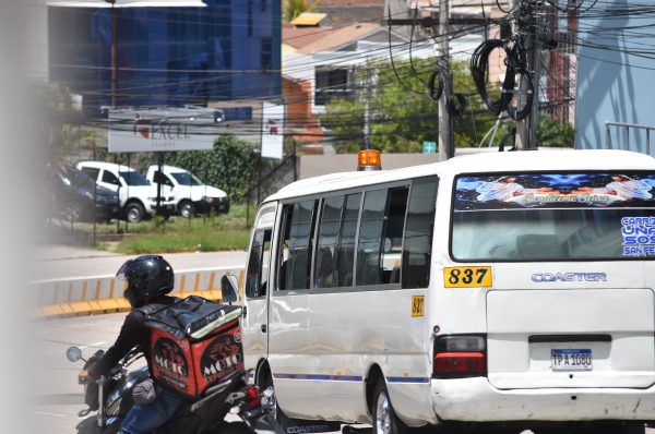Transportistas emplazan al Gobierno para que les paguen o los dejen aplicar la tarifa real