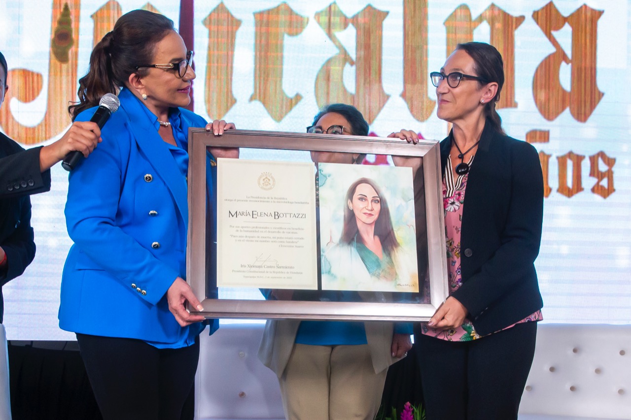 Científica hondureña María Elena Botazzi recibe reconocimiento