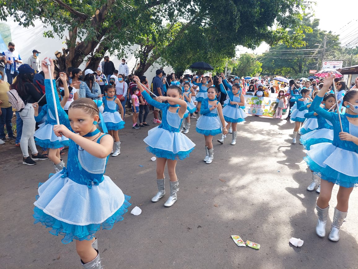 Estudiantes de primaria rinden honores a la Patria con desfiles previo al 15 de septiembre