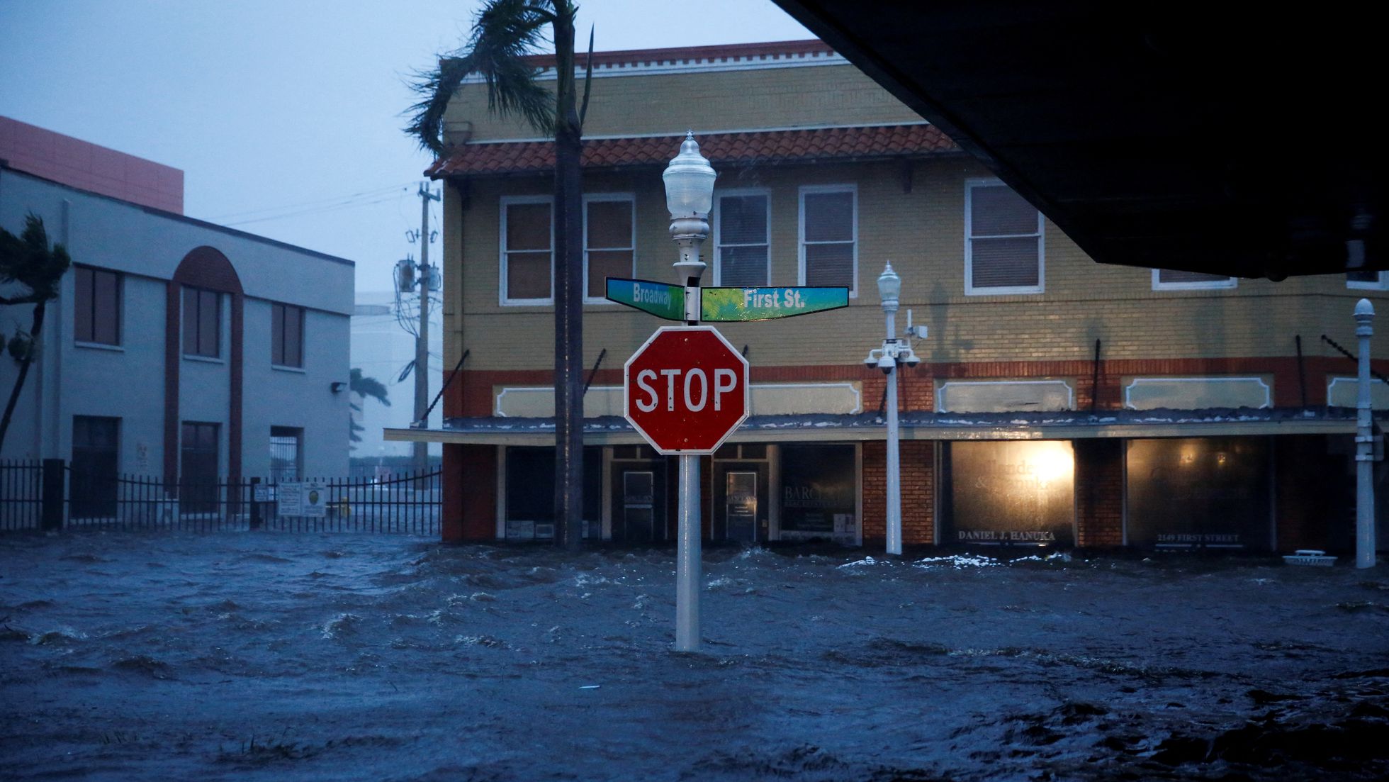 Confirman primeros muertos tras el paso del huracán Ian por Florida