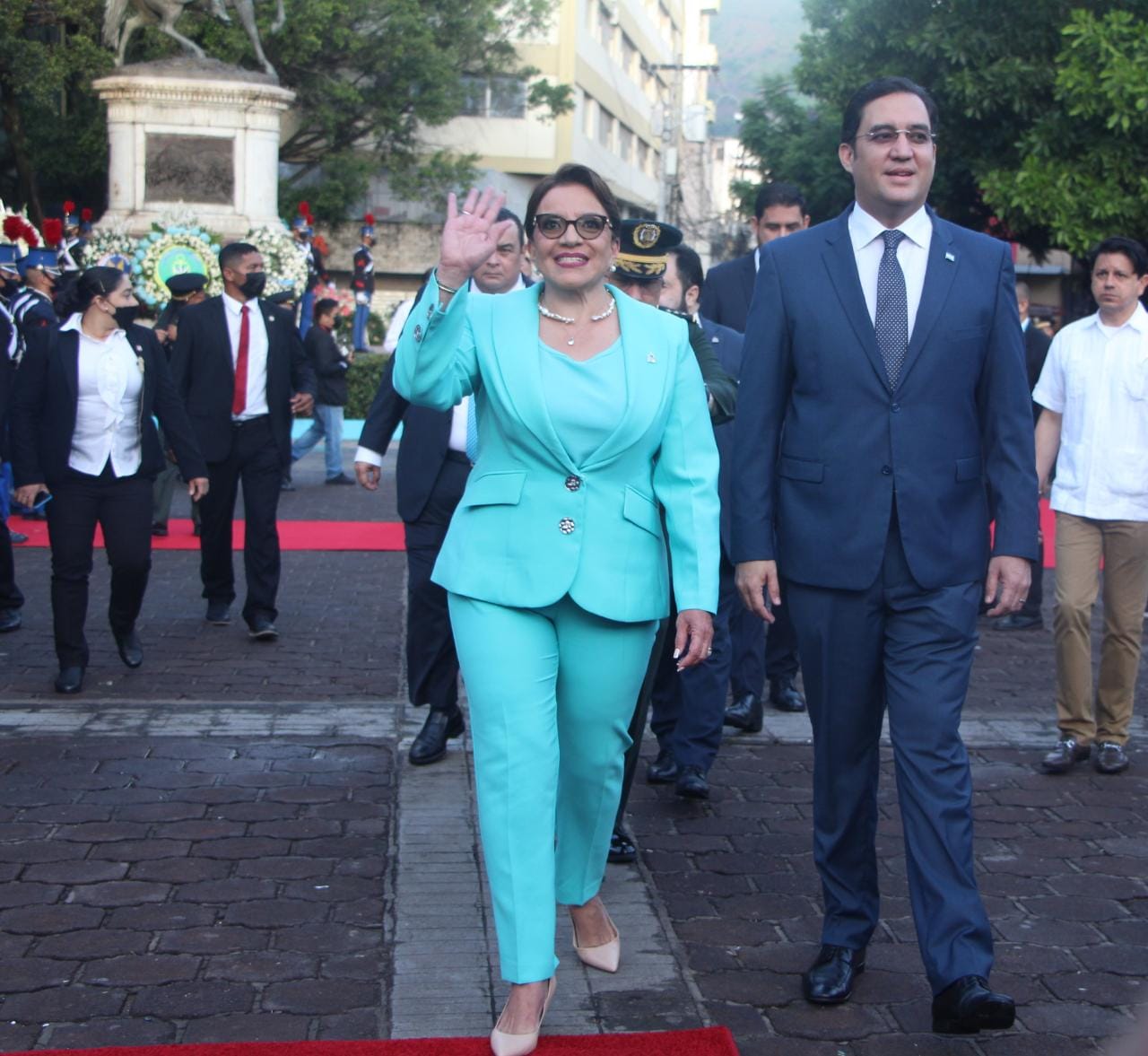 Presidenta Castro opta por un traje en azul turquesa para las Fiestas Patrias 2022
