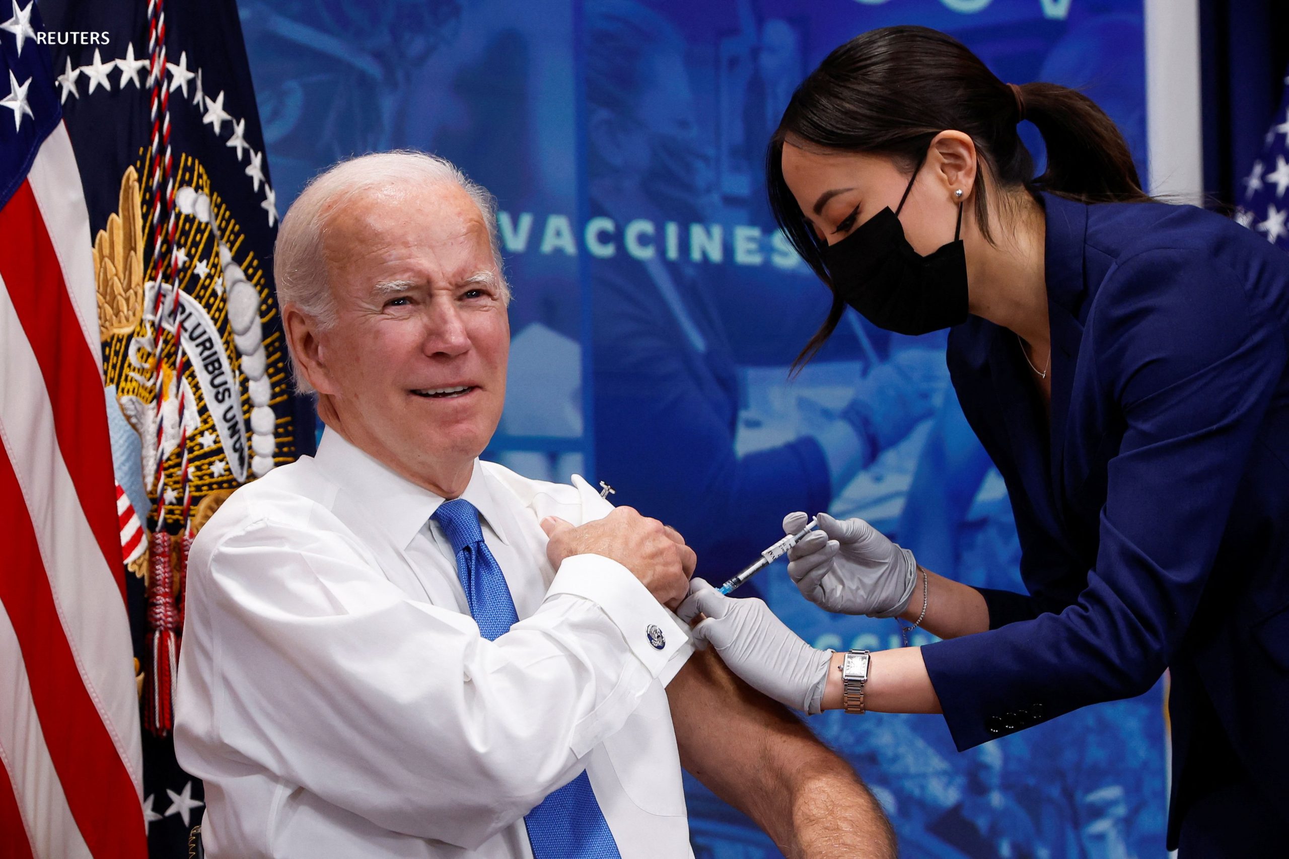 Biden recibe dosis de refuerzo contra el COVID adaptada a ómicron y promueve la vacunación