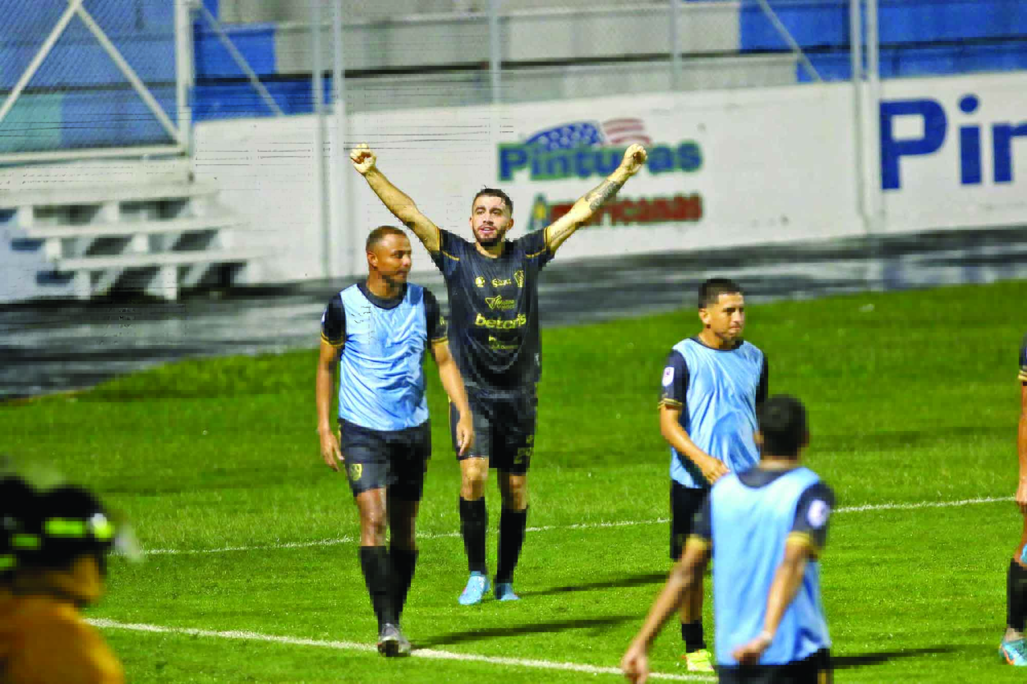 Agustín Auzmendi del Olancho FC se mete en pelea directa como máximo goleador del torneo
