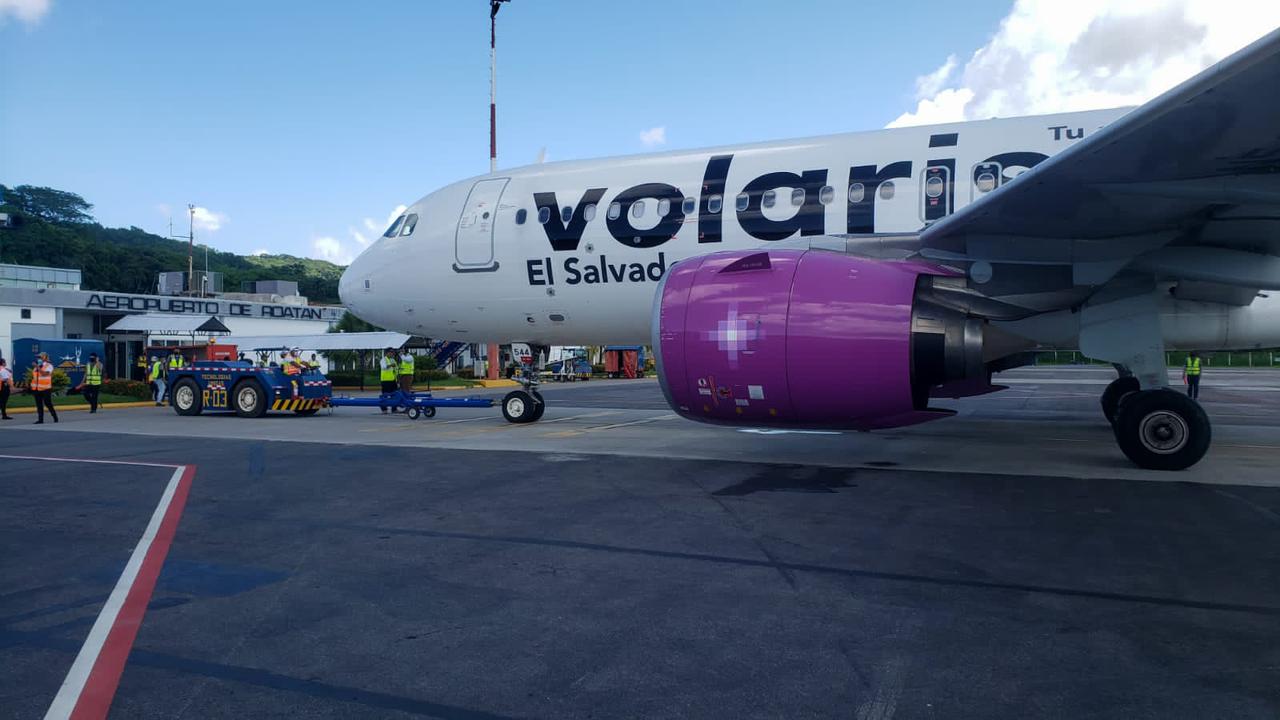 Se inaugura vuelo chárter de San Salvador a Roatán abriendo la isla a más turistas