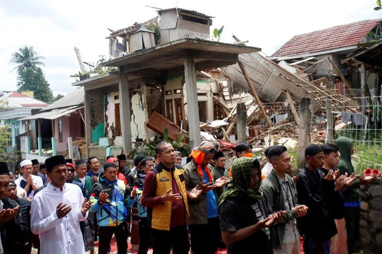 Suben a 310 los muertos por el sismo en Indonesia: siguen hallando cadáveres bajo deslizamientos