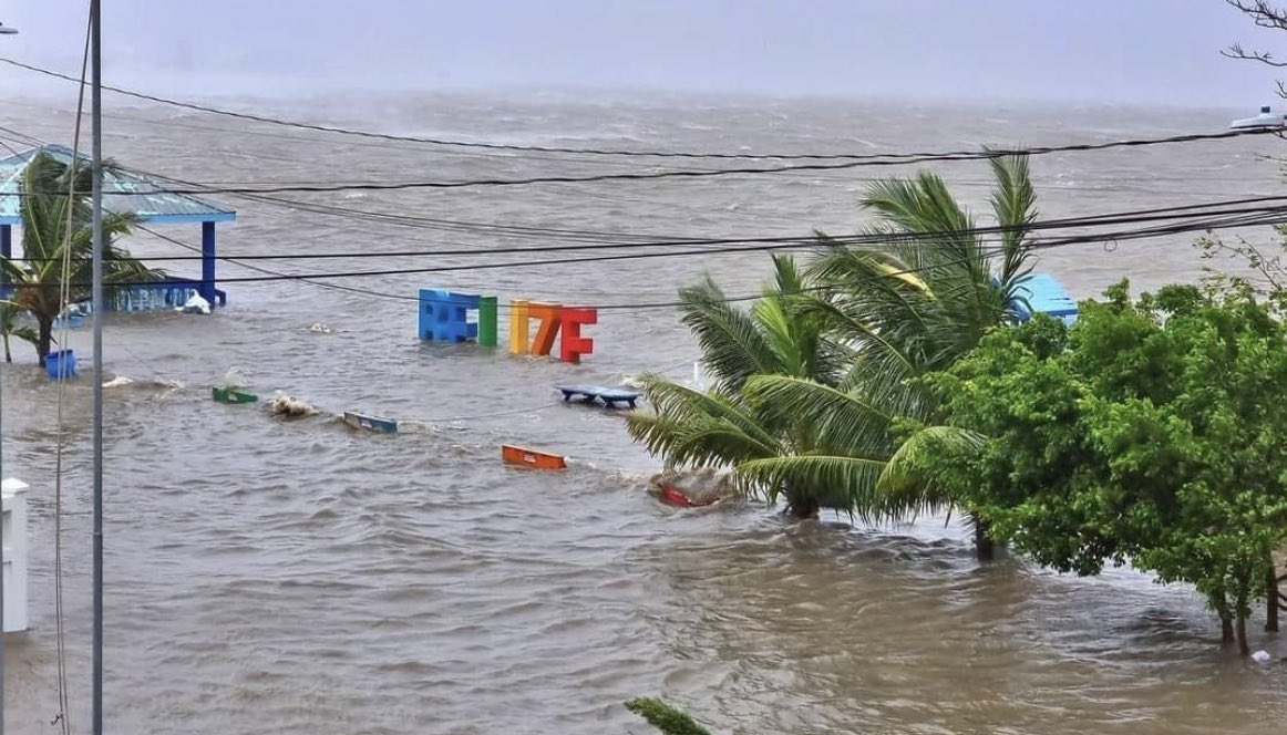 El huracán Lisa toca tierra en Belice con vientos de 136 km/h