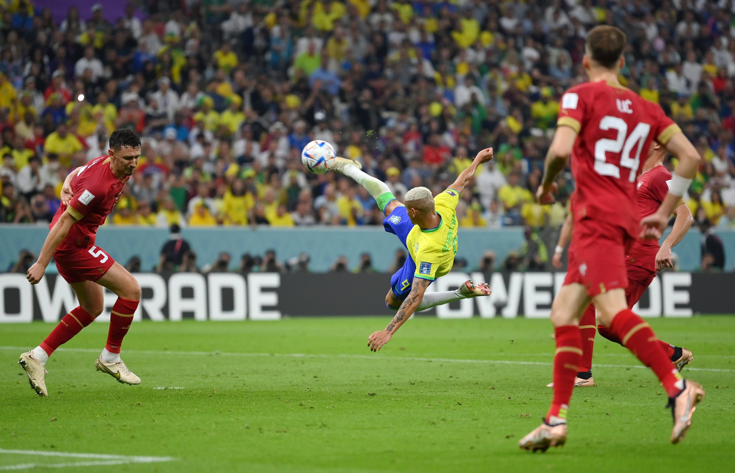 Brasil debutó doblegando a Serbia con golazo incluido y un Richarlison inspirado