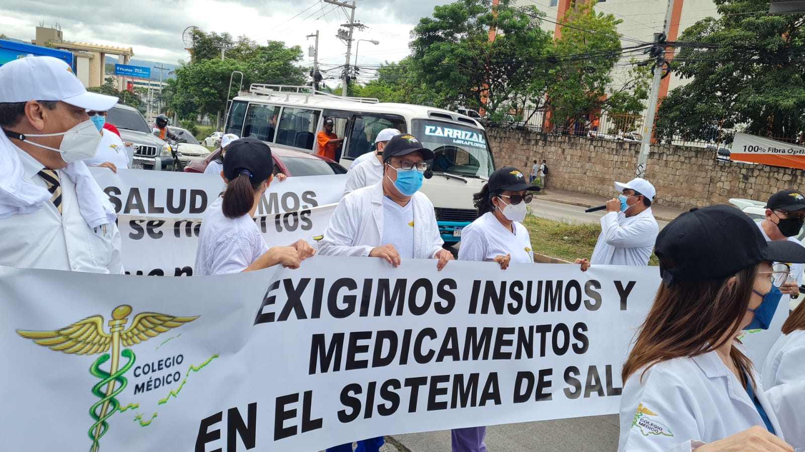 Médicos hondureños arrecian medidas de presión por falta de pagos y medicamentos