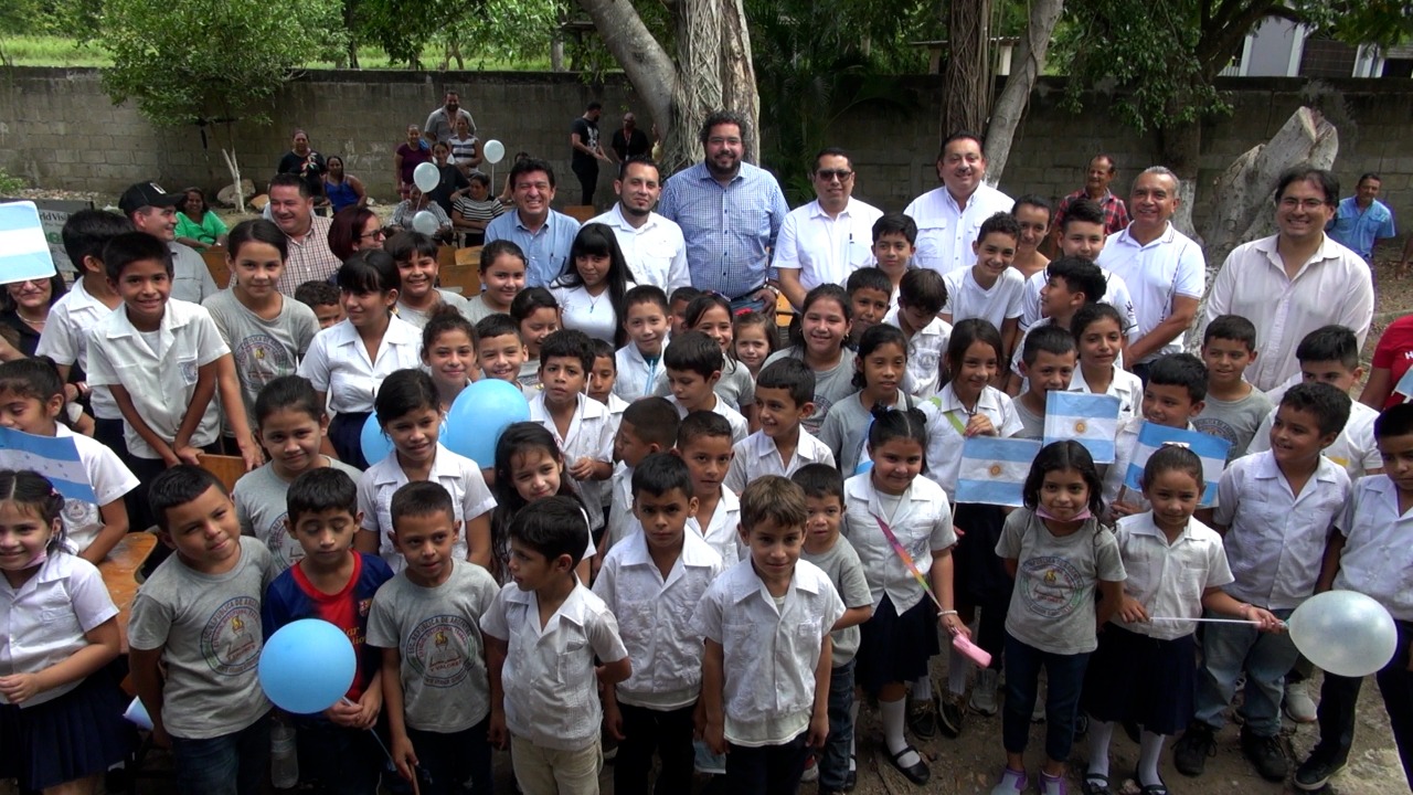 Embajador argentino realiza importante visita a escuelas de Quimistán que llevan el nombre de su país