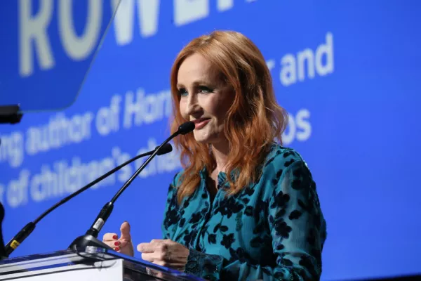 J.K. Rowling presenta servicio de ayuda para víctimas de violencia sexual