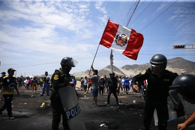 Perú reporta 18 muertos y más de 400 heridos tras siete días de violentas manifestaciones