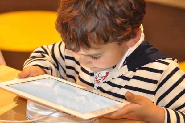 Desde los 8 años los niños reciben su primer dispositivo digital