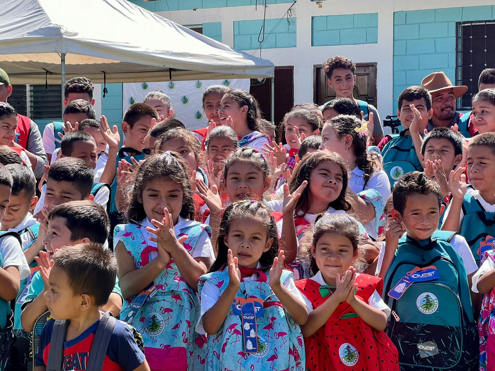 Más de 500 niños de Tocoa reciben mochilas y útiles escolares donados por minera Inversiones Los Pinares