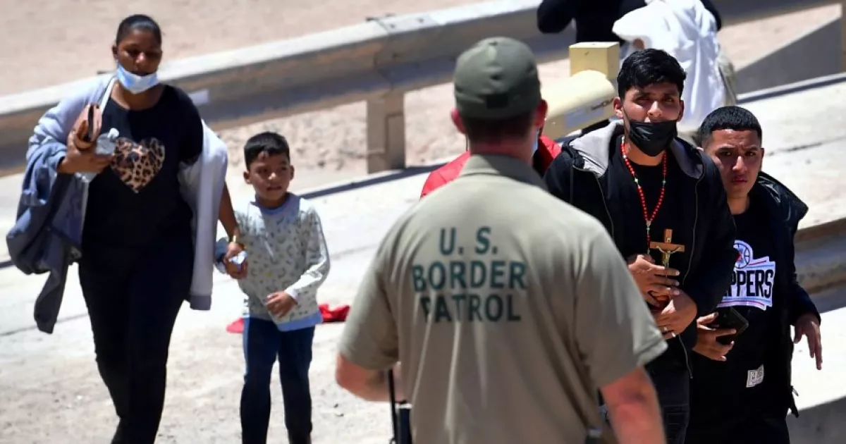 Detenciones en la frontera de EEUU con México caen 42% en el último mes