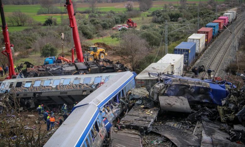 Rescate de cuerpos tras choque de trenes en Grecia culmina con decenas de desaparecidos