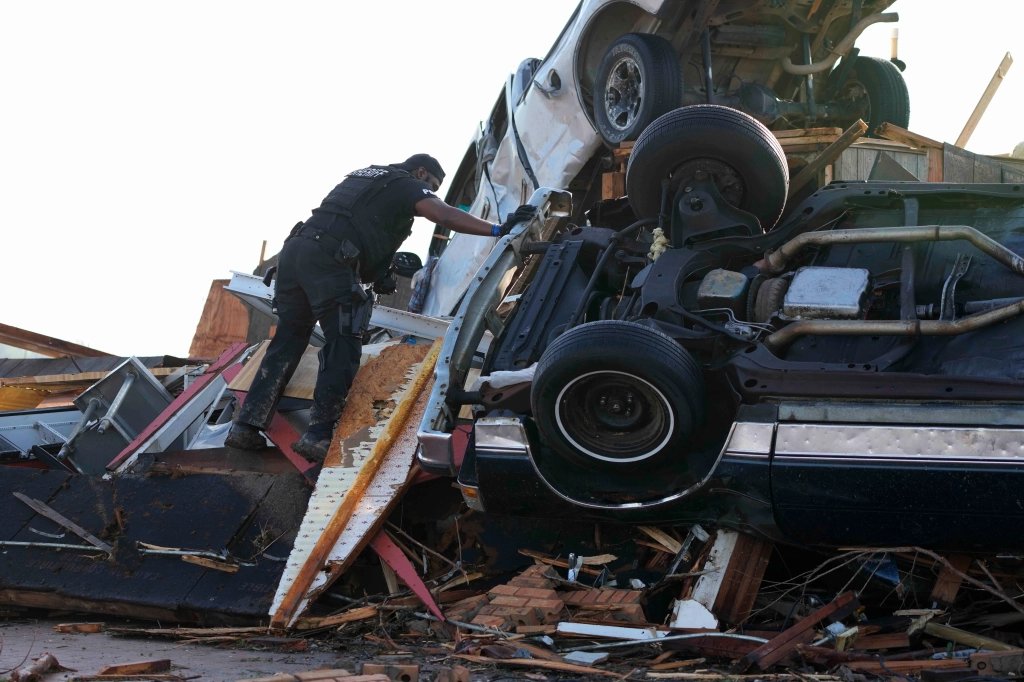Al menos 23 muertos en EEUU por el paso de un fuerte tornado en Mississippi