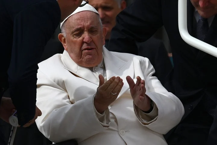 El papa Francisco permanecerá internado varios días por una infección pulmonar