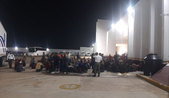 México rescata a 343 migrantes en un tráiler abandonado en Veracruz, entre ellos hondureños