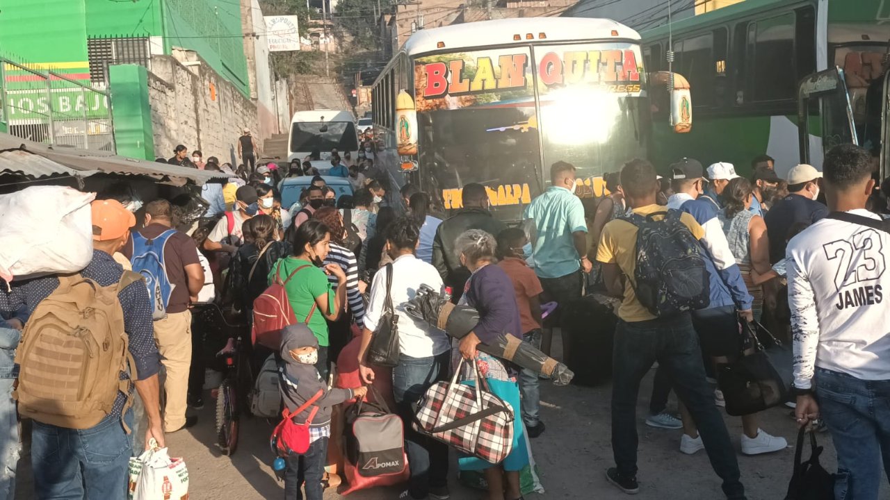 Incrementa afluencia de pasajeros en terminales de buses del país