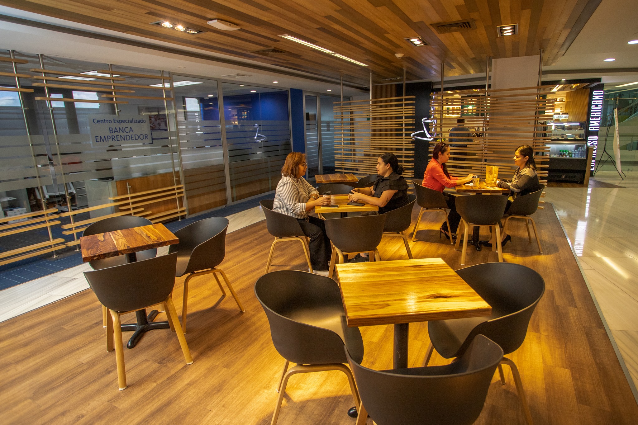 Banco Ficohsa inaugura en su Plaza de Negocios la primera agencia café de la capital  