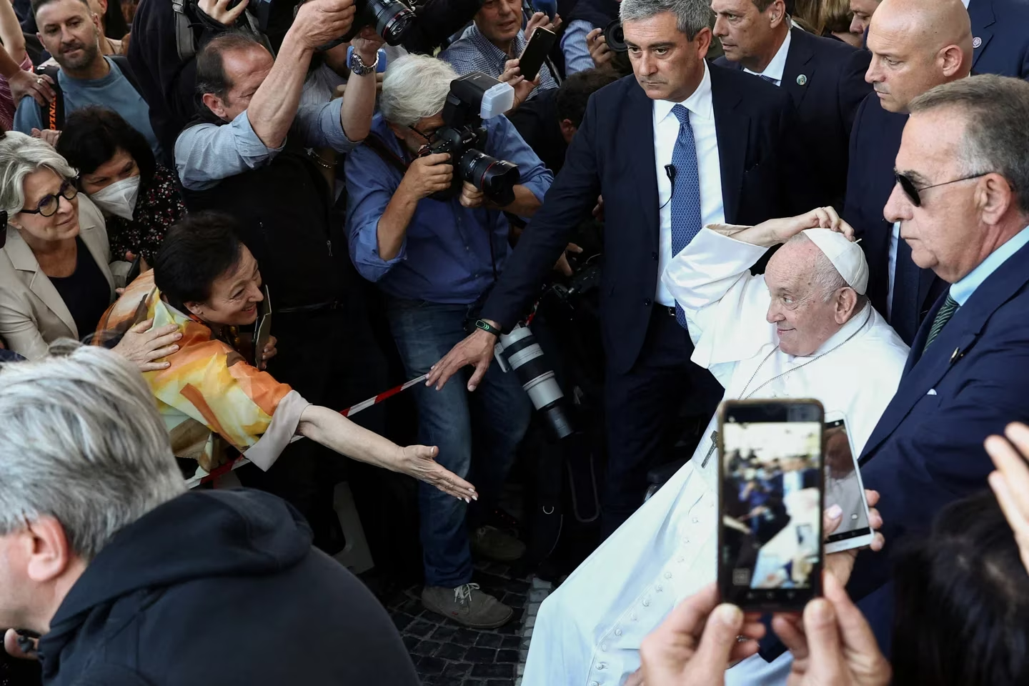 “Todavía vivo”: el papa Francisco fue dado de alta  tras su operación por una hernia abdominal 