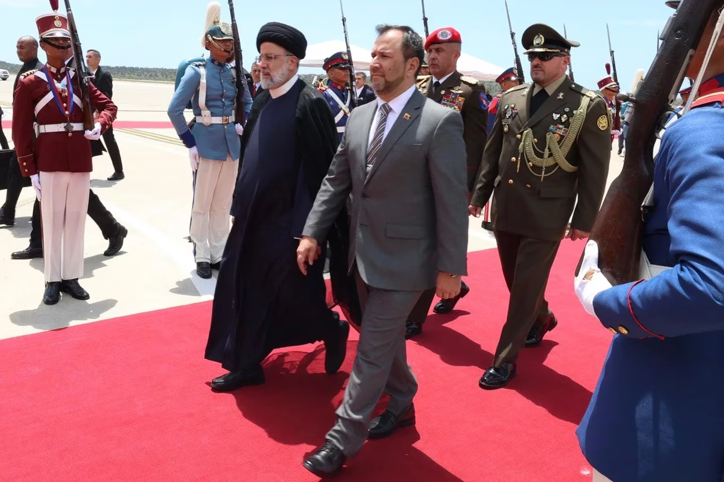 El presidente de Irán llegó a Venezuela en la primera parada de su gira por Latinoamérica  