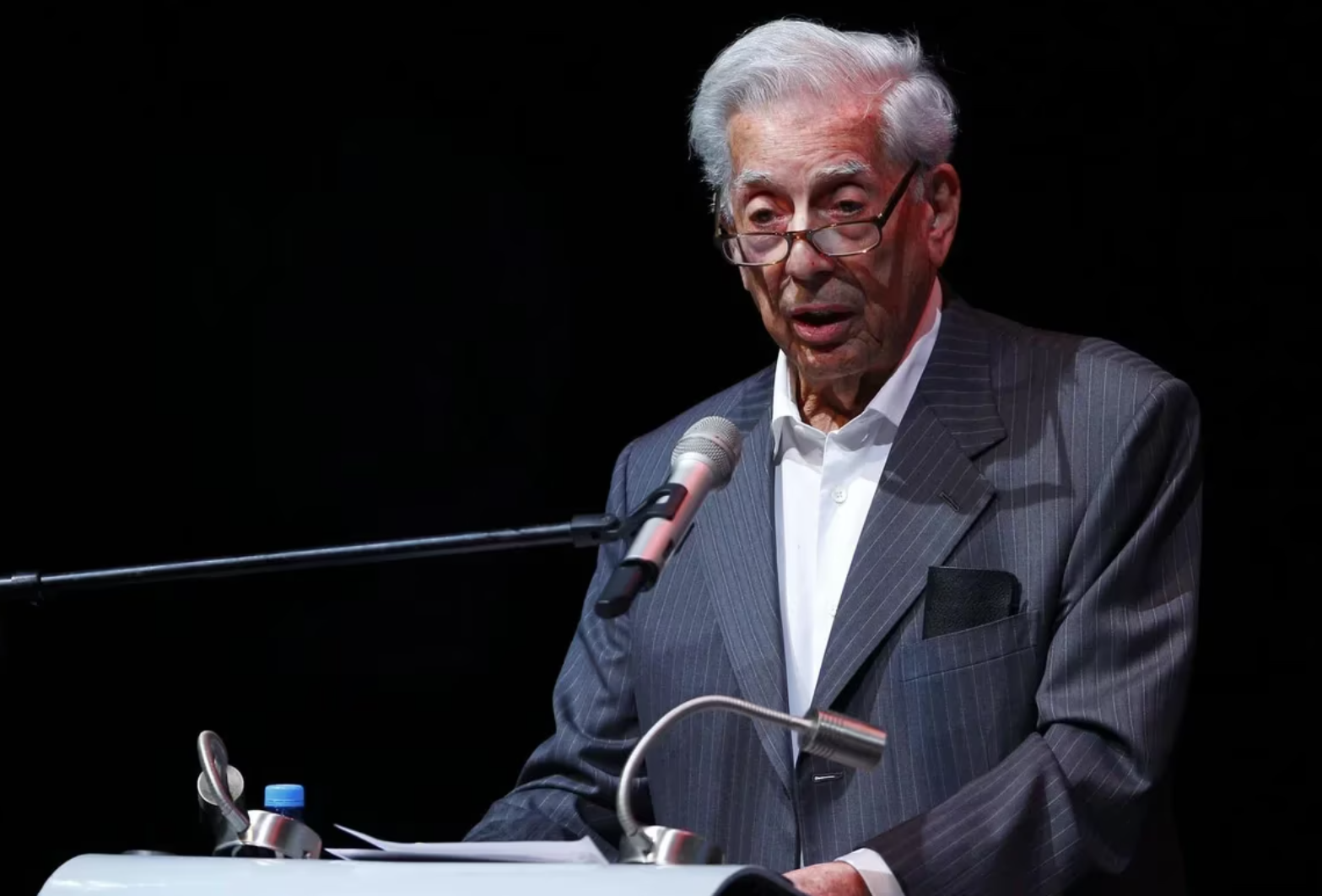 Mario Vargas Llosa se recupera del COVID y salió del hospital 
