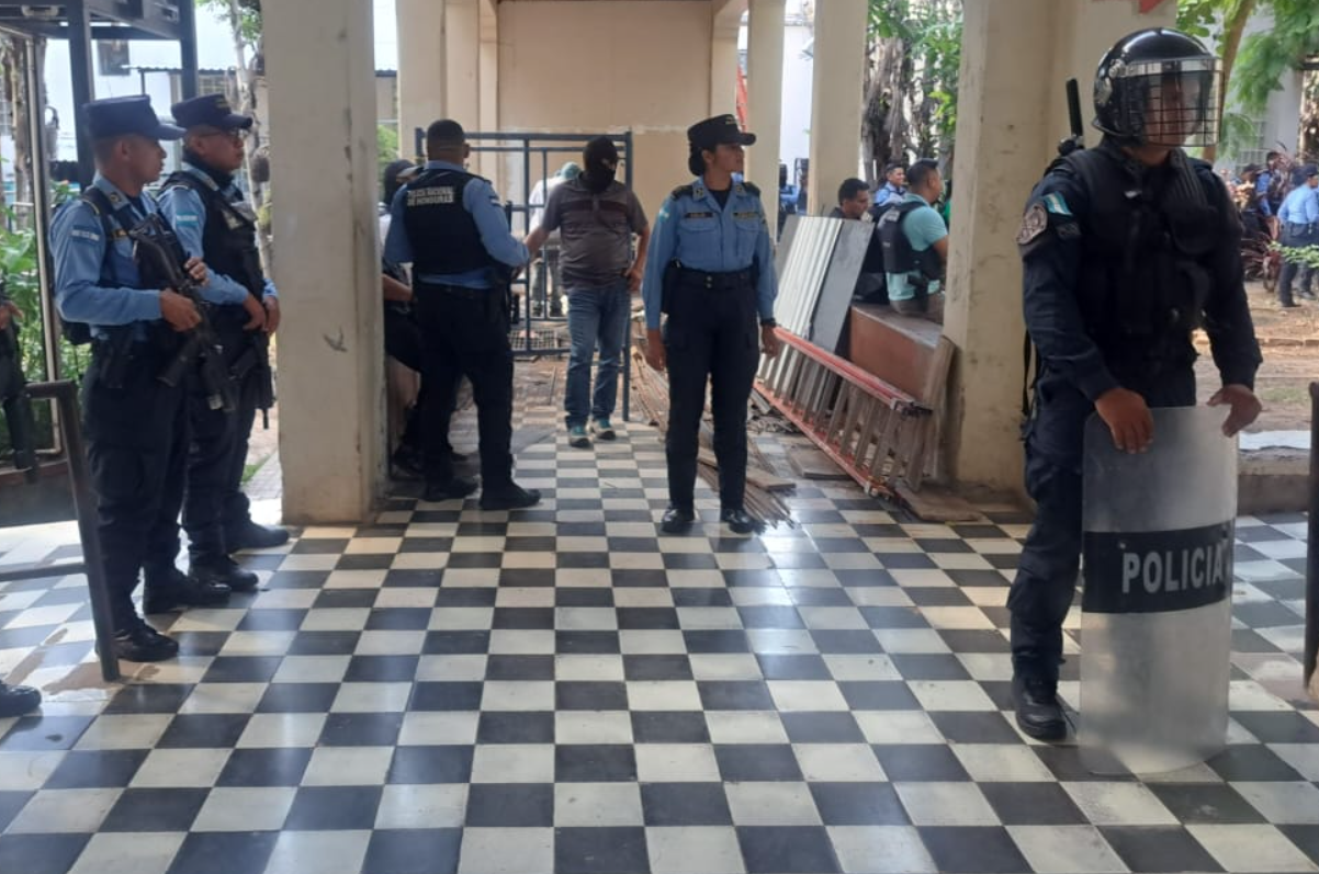 Policía desaloja a los colectivos de Libre del Hospital San Felipe 