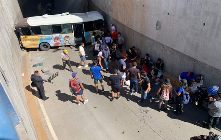Una persona muerta y varios heridos deja accidente de un autobus en la capital