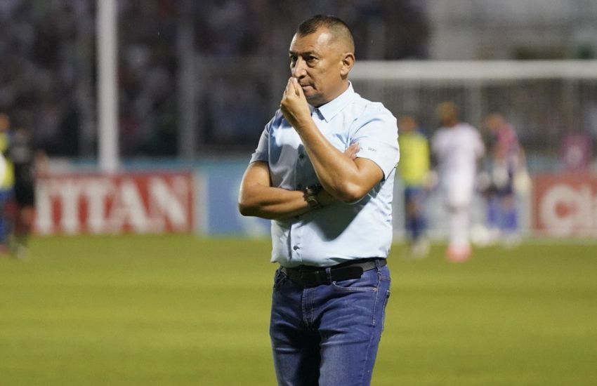 Por rebeldía de al menos 6 jugadores habría renunciado Humberto Rivera al Olancho FC