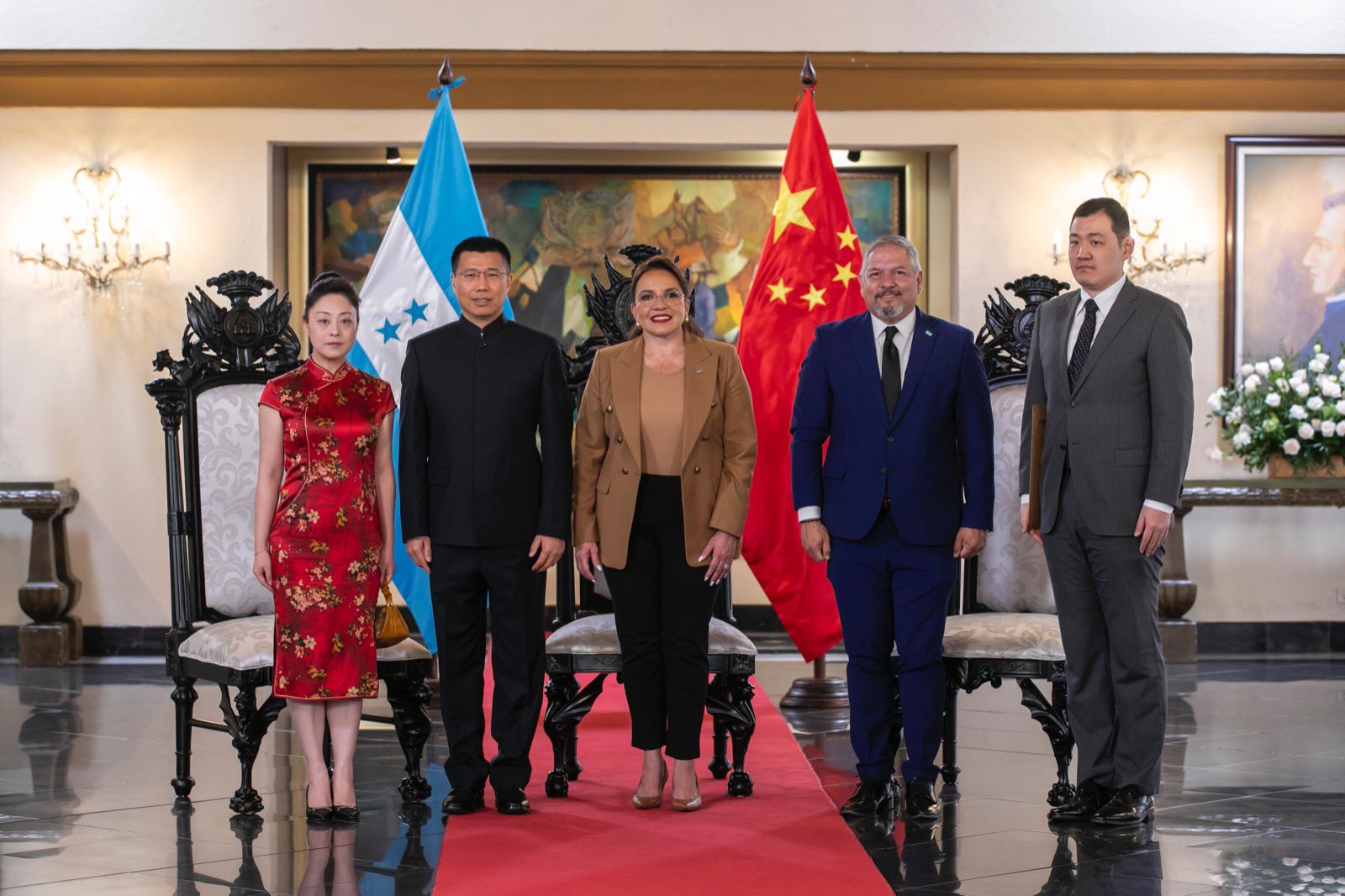 Presidenta Xiomara de Zelaya recibe Cartas Credenciales de seis embajadores 