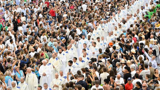 El papa celebra una misa ante 50.000 personas en Marsella con la presencia del presidente Macron