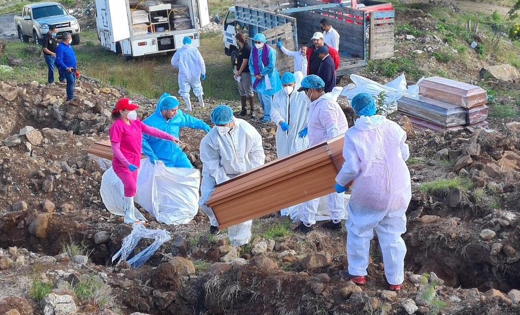 Medicina Forense realiza la tercera inhumación del año con 21 cadáveres no reclamados