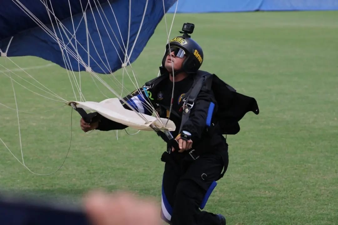 Paracaidistas adornaron el cielo de la capital con su show durante las fiestas patrias