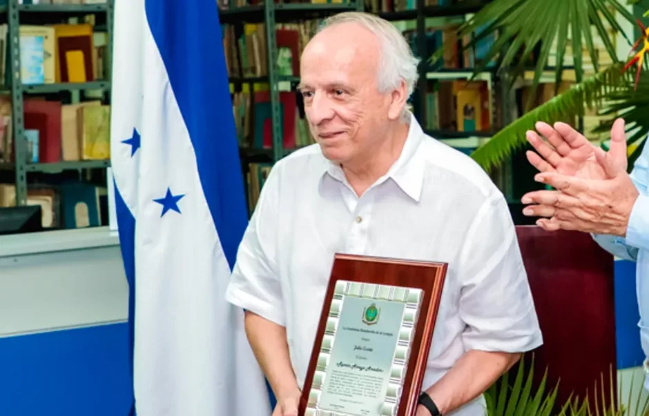 Xiomara de Zelaya designa al escritor Julio Escoto, como miembro del directorio del BCH