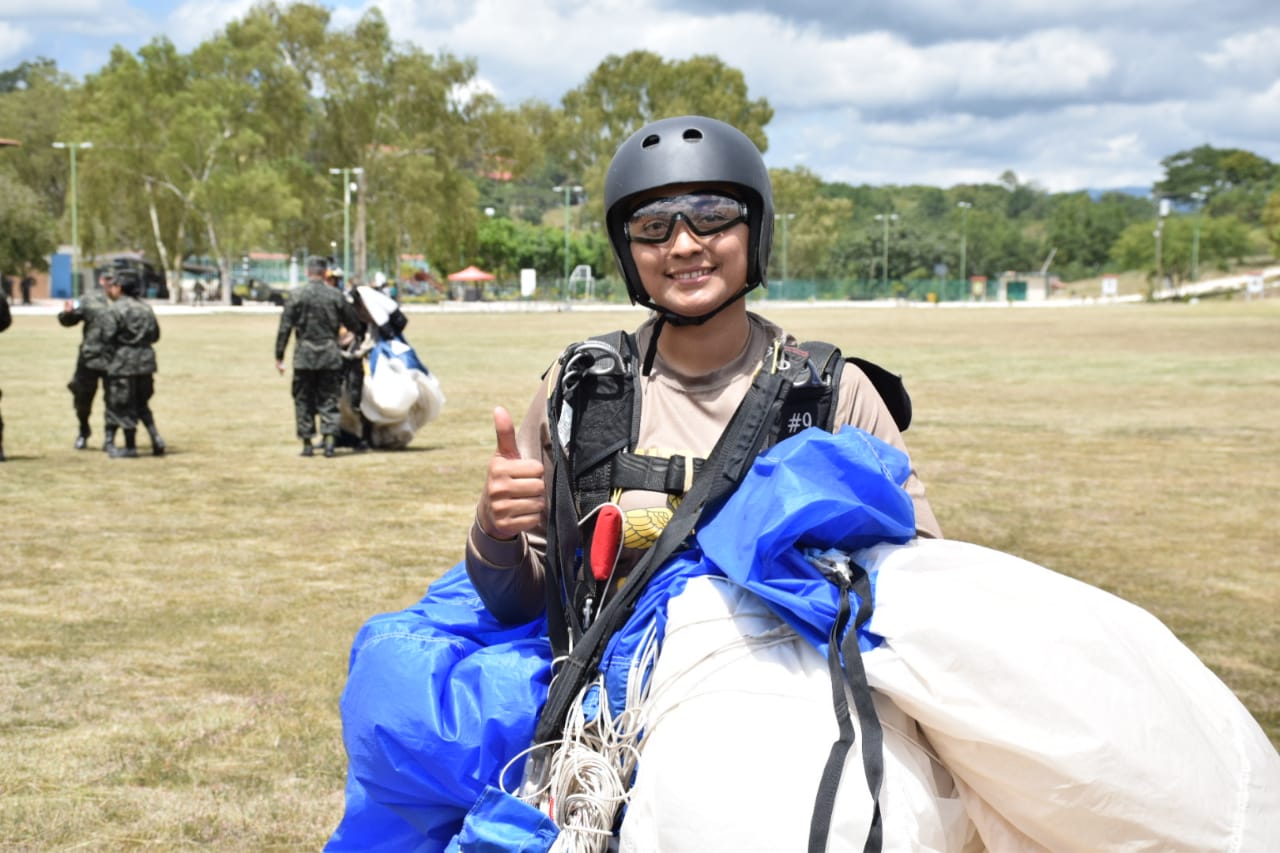 Dos mujeres entre los paracaidistas que rendirán tributo a la Patria durante los desfiles