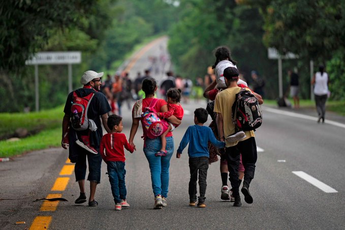 Otros 1,000 migrantes se unen a la caravana que avanza desde la frontera sur de México