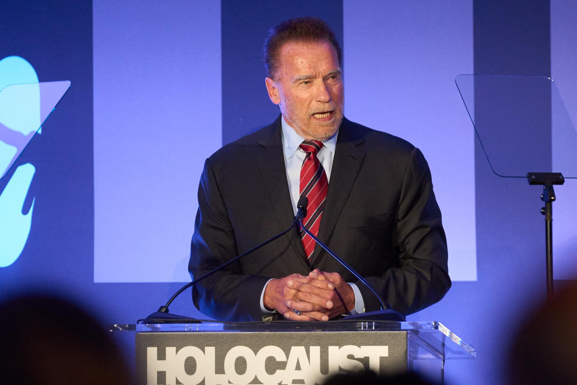 Schwarzenegger evoca su pasado familiar nazi al recibir un premio del museo del holocausto 