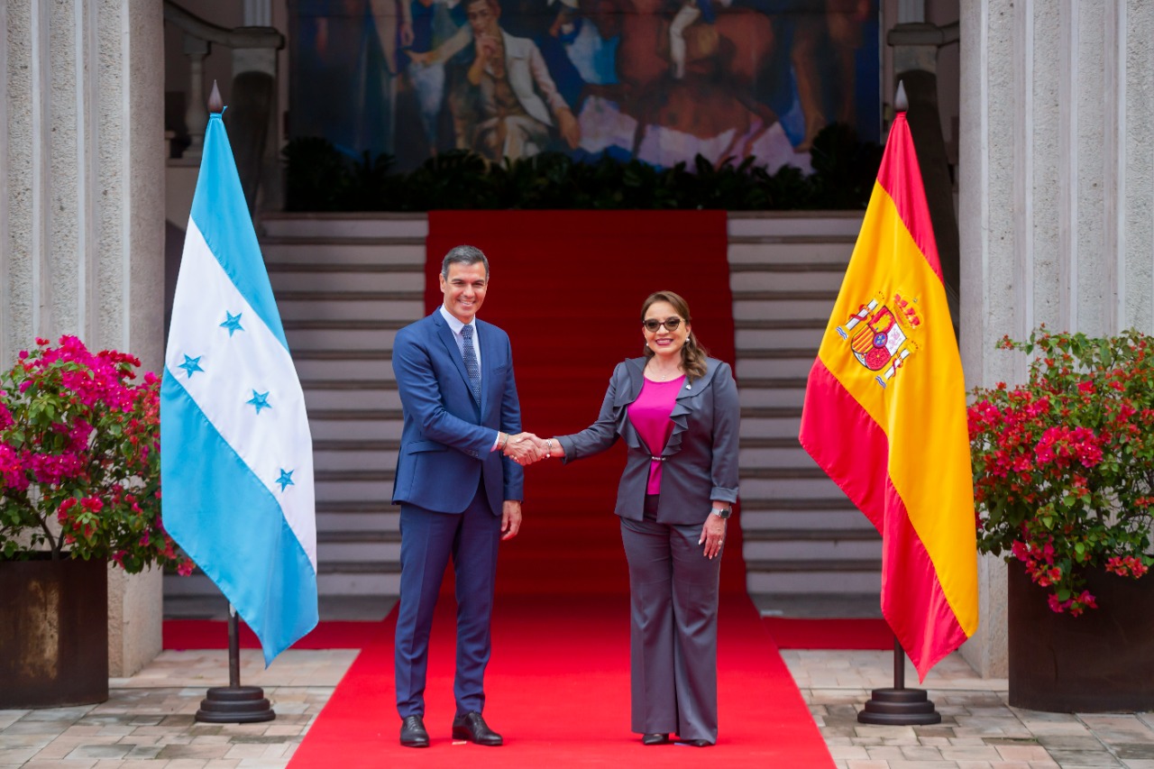 Castro de Zelaya felicita a Pedro Sánchez por reelección como presidente del gobierno de España