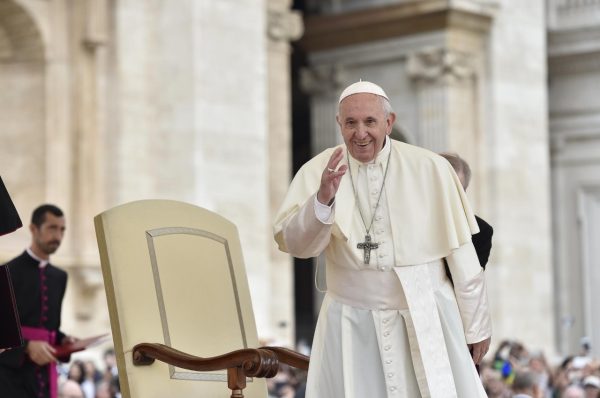 El papa pide a los niños ser “artesanos de paz” y “no perder tiempo en redes sociales”
