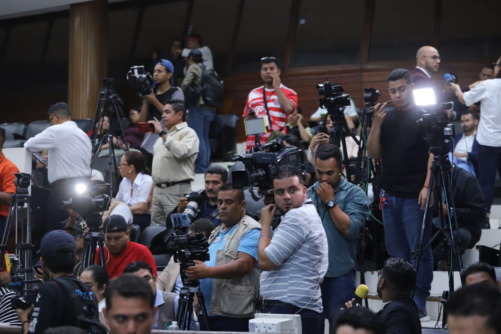 VIDEO: Periodista se ofrece a probar chaleco antipuñaladas y termina  apuñalado -   Noticias de última hora y sucesos de Honduras.  Deportes, Ciencia y Entretenimiento en general.