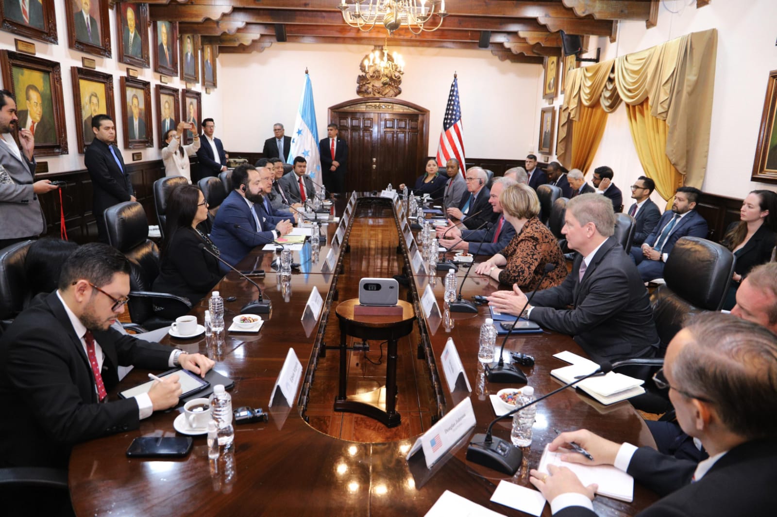 Senadores de EEUU se reúnen con la presidenta Castro y CN para fortalecer la relación bilateral
