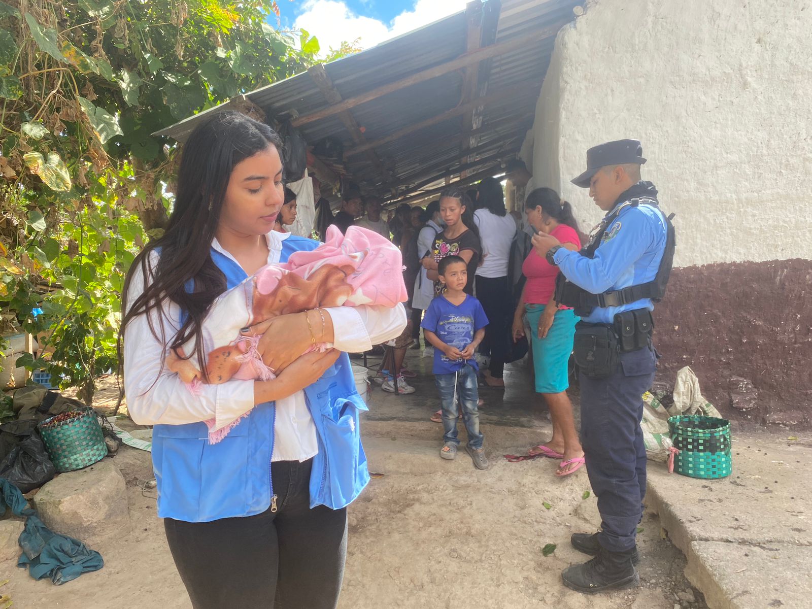 Rescatan a recién nacida abandonada en solar baldío en Comayagua