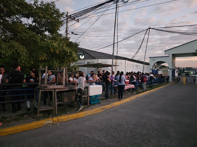Cientos de hondureños siguen en busca de un empleo en maquilas de Cortés