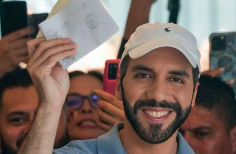 El presidente de El Salvador, Nayib Bukele, vota para su reelección inmediata